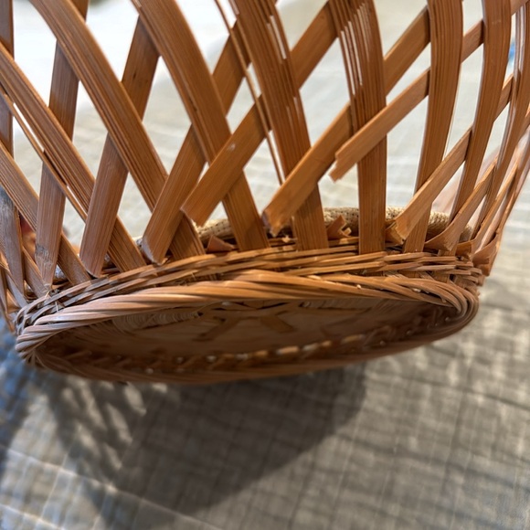 Vintage basket weave duck with blue ribbon. - Picture 2 of 7